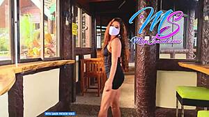 Filipinli model Miyu Sanoh, bir kahve dükkanında hepsini sergiliyor