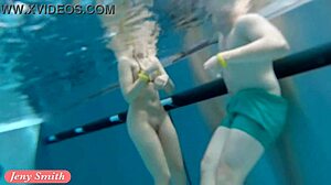 Tüysüz bebek Jeny Smith, spa'da çıplak yüzme ve mastürbasyonun tadını çıkarıyor