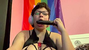 Tučná teenagerka si berie veľký penis v POV videu