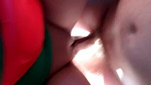 Симпатичная любительская парочка геев наслаждается сексом на улице в домашнем видео