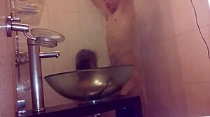 Mój 18-letni ja angażuje się w aktywność seksualną z nieznajomym mężczyzną w nadmorskim hotelu w Urugwaju