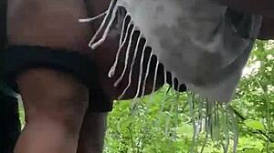 Baculatá milfka se divoce prohání v přírodě s velkým černým penisem