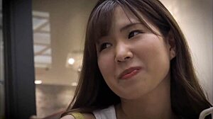 Japanische Hausfrauen haben ihr erstes Mal mit einem süßen Jungen in einer Garage