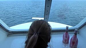 若いスウェーデンの女の子が船の上で後ろから激しくオーガズムを迎える