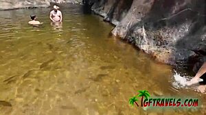 Exotische Freundin wird nass und wild im Wasserfall - ganzer Film
