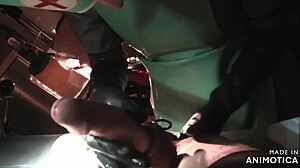 الممرضة المطاطية الرمادية أغنيس تقدم اللسان الحسي وتدليك البروستاتا قبل الانخراط في الربط والتدخيل الشرجي