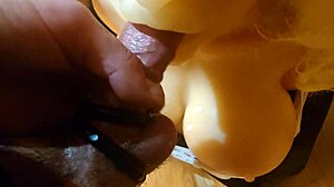 POV-video av bystig sexdocka som får oral njutning