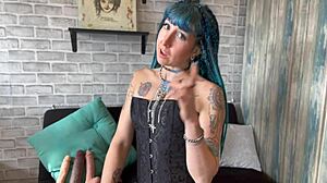 문신이 있는 여성 슈퍼히어로와 함께 코르셋 된 BDSM 만남을 즐기세요