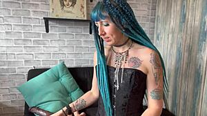 Наслаждайтесь встречей в корсетном БДСМ с татуированной женщиной-супергероем