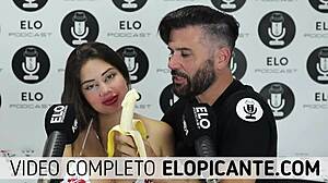 Sara, een blonde bom, geeft zich over aan een sensueel feest met bananen- en ellenboogcrème in deze pittige video met een thematisch eten