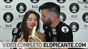 Sara, blonďatá bomba, si v tomto pikantním videu s tématikou jídla dopřává smyslnou hostinu s banánem a loktem