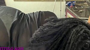 Hårete utløsning på svarte jenters pupper etter intens POV-sex