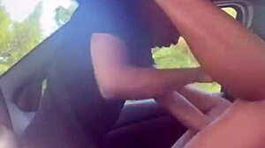 זוג צעיר עוסק בסקס מכונית אינטנסיבי