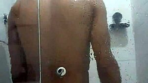 Giovane gay amatoriale si gode sesso all'aperto e masturbazione sotto la doccia
