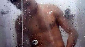 Fiatal meleg amatőr élvezi a szabadtéri szexet és a zuhany maszturbációt