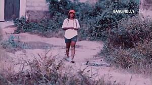 Ένας μαύρος έφηβος εμπλέκεται σε σεξουαλικό παιχνίδι ρόλων με ένα τέρας κόκορας σε μια ερημική περιοχή