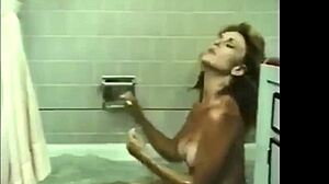 Los GIF HD destacan el baño desnudo de las bombas rubias y se desnudan