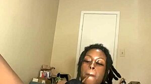 Ibu rumah tangga kulit hitam memuaskan dirinya sendiri dengan dildo dan merokok