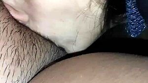 Lesbian berbulu menikmati menjilat vagina di luar ruangan yang hebat