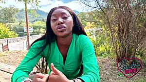 Una adolescente africana con tetas firmes tiene sexo caliente frente a la cámara