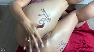 Video softcore seorang wanita berambut merah membuka pantat dan vaginanya
