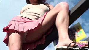 Adolescenta își arată silueta minionă în fotografii în fustă