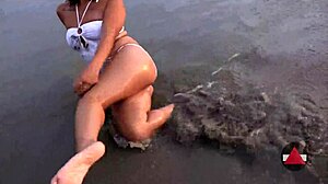 Basah dan liar: Petualangan fetish kaki di pantai