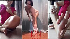 Milf stript in de badkamer en wordt sensueel met bodylotion
