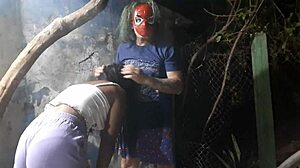 Spider Man svádí nezkušenou dívku na halloweenské párty před kamerou
