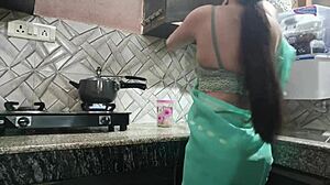 Video HD cu prima întâlnire sexuală a unei soții uimitoare cu soțul surorii ei în bucătărie și pe pat