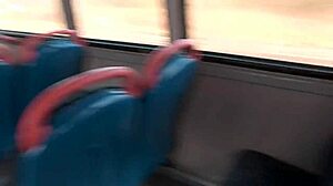 Osupljiva blondinka urinira na avtobusu, razkriva svoje spolne organe in dolgoročno razmerje pred gradbiščem