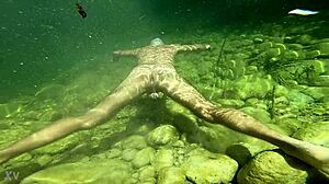 Víz alá merülve: Forró szabadtéri víz alatti találkozás