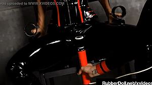 Rubberdoll in Shae Fatal uporabljata vibrator Hitachi, da dosežeta ekstazo v tem videu BDSM