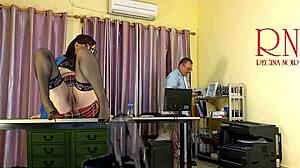 O secretară înaltă își surprinde șeful cu înălțimea ei îmbrăcată în lenjerie intimă
