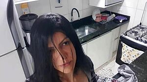 Una donna sexy si dà piacere con un cazzo mostruoso in cucina!