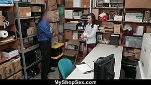 Adolescente pega roubando é forçada a fazer um boquete na sala de segurança - myshopsex