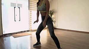 Sexi čierne dievčatá tancujú rutinu s oholenou kundičkou a cvičebným bruchom!