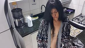 Μια σέξι γυναίκα απολαμβάνει τον εαυτό της με ένα τεράστιο πέος στην κουζίνα