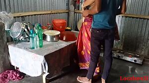 Une tante indienne en sari rouge se livre à un acte sexuel chaud