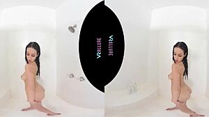 Jade Baker se entrega al placer en solitario en un baño relajante
