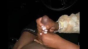 Ebony-babe tar stor svart kuk i bilen etter nattklubben