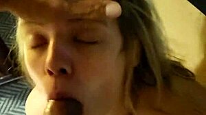 Une petite fille blanche fait une gorge profonde et lèche l'anus à une grosse bite noire dans une vidéo d'hôtel non éditée