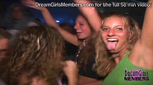 Κορίτσια από το κολέγιο επιδεικνύουν τις γραμμές μαυρίσματος του ανοιξιάτικου διαλείμματος τους ενώ χορεύουν και τρίβονται σε ένα πάρτι