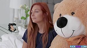 Kadence Marie, die unschuldige Nerd, erwischt sich selbst mit einem großen Teddybär
