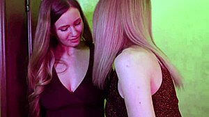Stella Cardo en Emily delen een sensuele avond van lesbisch plezier met orale en handmatige stimulatie