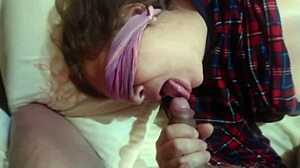 Vidéo secrètement enregistrée du fils de l'amie mature qui la fait plaisir avec son gros pénis pendant qu'elle fait une fellation et reçoit une éjaculation dans sa bouche