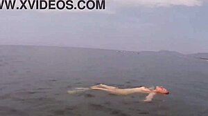 アダ・ボヤナスが水着なしで屋外で泳ぎます。