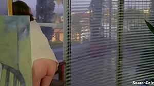 ジュリアン・ムーアの1993年の映画での誘惑的なパフォーマンス
