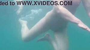 Ada Bojanas beim outdoor Schwimmen ohne Badebekleidung