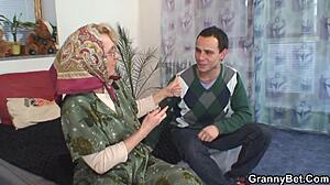 Moden blond bedstemor engagerer sig i et hedt møde med en ukendt mand